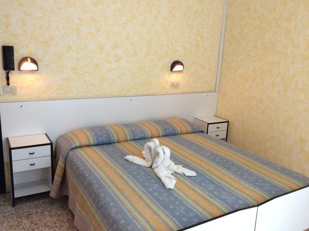 Hotel Oria Ріміні Номер фото