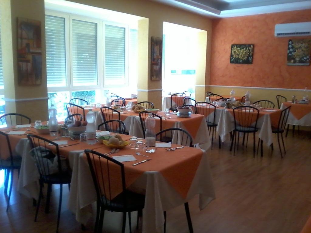 Hotel Oria Ріміні Екстер'єр фото